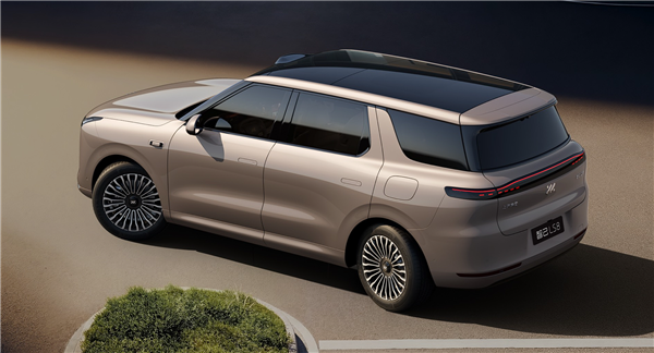 全系标配百万级灵蜥数字底盘3.0 智己LS8上市：24.98万起