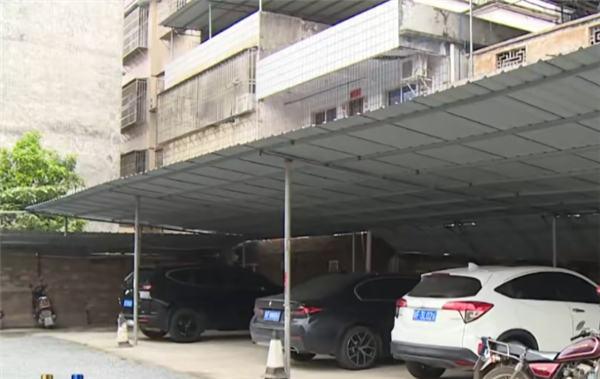 进来就得交钱！女子误入私人停车场掉头被收费 民警到场才脱身