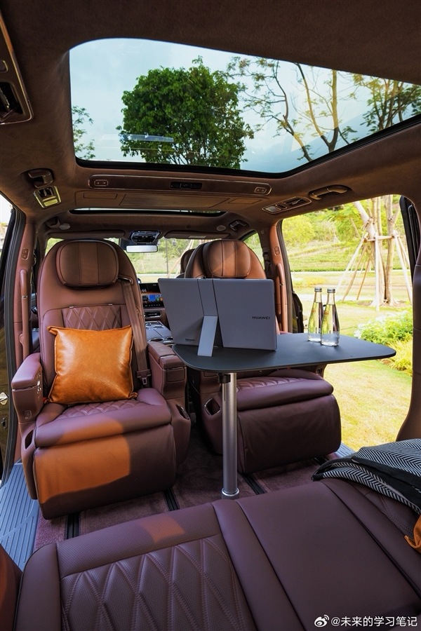 鸿蒙智行首款MPV 智界V9内饰实拍曝光：用上最新三联屏