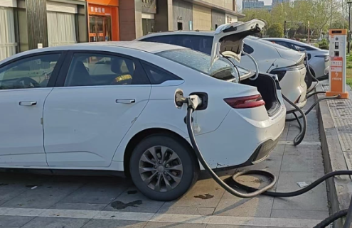 充一次多花13元! 多地公共充电桩取消分时电价 车主：再也不熬夜充电了