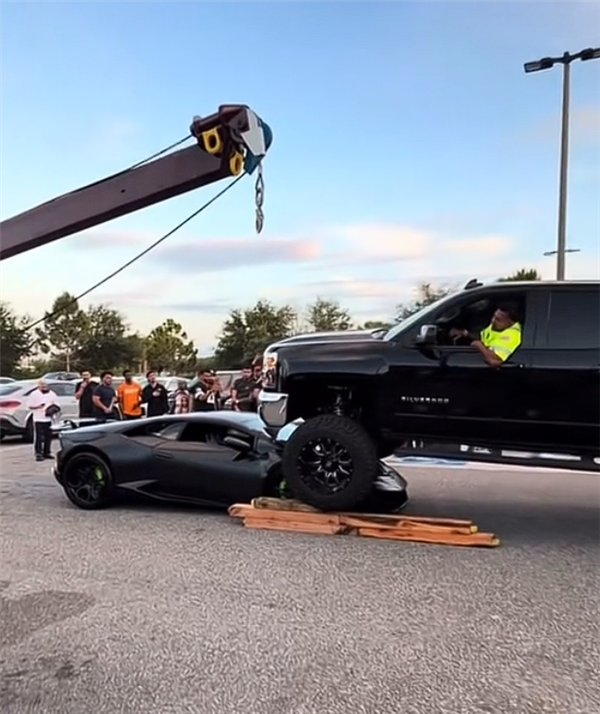 女子开高底盘皮卡碾过兰博基尼跑车：损失或超10万美元