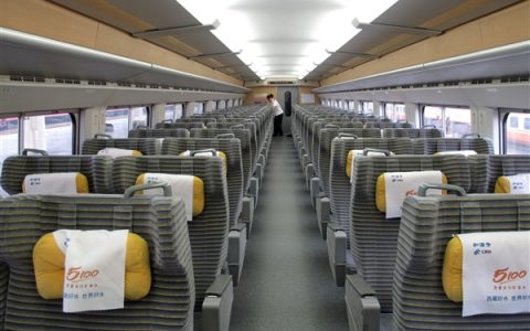 高铁运行中开窗 人会被气流直接吸出去：官方科普系误区