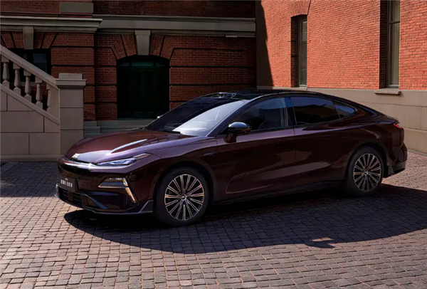 吉利汽车Q1销量创历史新高！总销量93.8万台 超一半是绿牌车