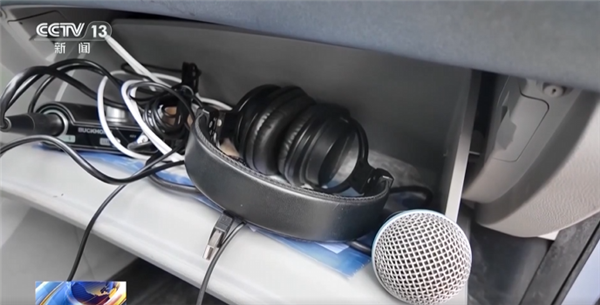 把车当KTV了！司机开车拿麦克风K歌 结果被扣3分 罚款100元