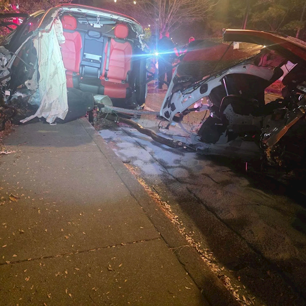 保时捷卡宴严重车祸后断成两截 驾驶员奇迹生还