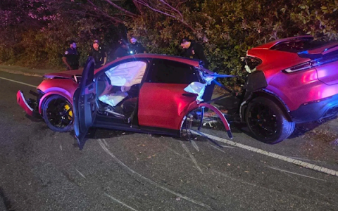 保时捷卡宴严重车祸后断成两截 驾驶员奇迹生还