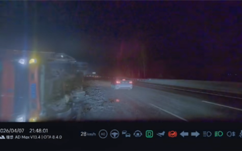 夜间高速货车侧翻在超车道 开灯也看不清！理想AEB救下车主一命