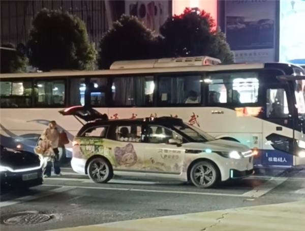 多辆萝卜快跑行驶中突然停车 武汉交警通报：系统故障所致