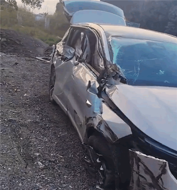 理想被大货车拖行20米后全员毫发无伤 车主:下辆车还选理想