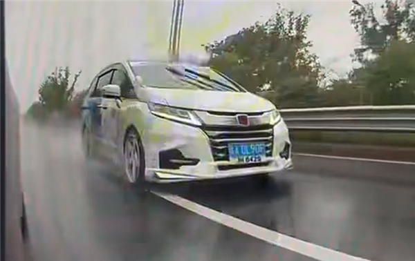 小米女车主遭恶意别车：蛇形走位不解气直接逆行撞车