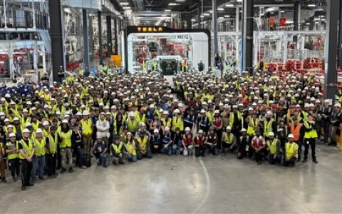 鸽了整整9年！特斯拉首辆Semi电动卡车量产下线