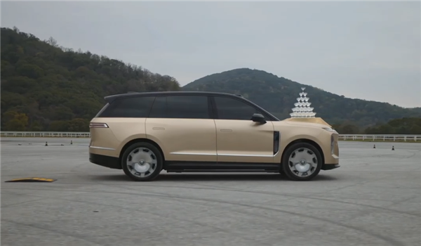 蔚来ES9搭全球唯一量产电液全主动悬架：六层香槟塔过减速带不倒