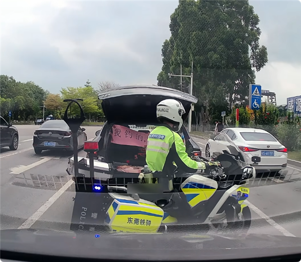 红绿灯前炫鱼翻车 钓鱼佬刚打开后备箱 下一秒被交警关上