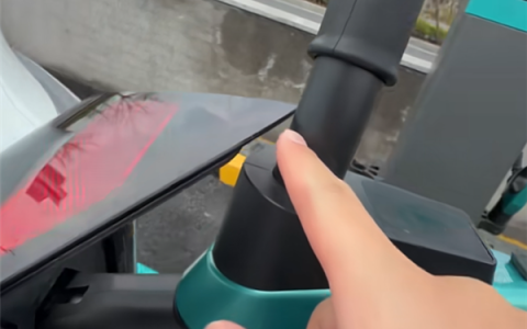 特斯拉车主吐槽比亚迪闪充桩引热议 网友：蹭饭还骂不合口味