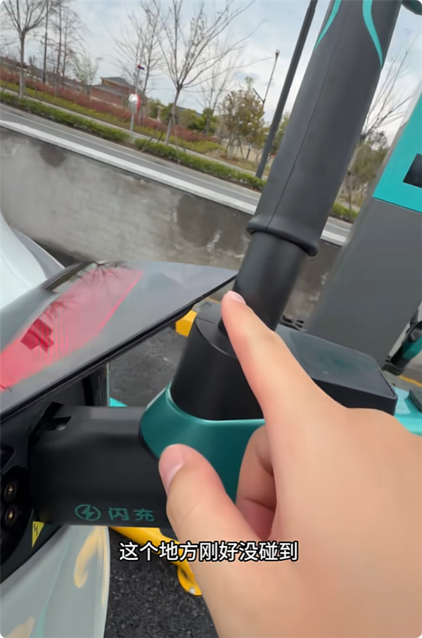 特斯拉车主吐槽比亚迪闪充桩引热议 网友:蹭饭还骂不合口味