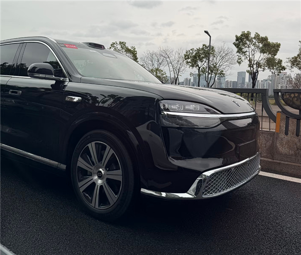 电池容量暴增 新款问界M9实车曝光：比老款硬朗太多