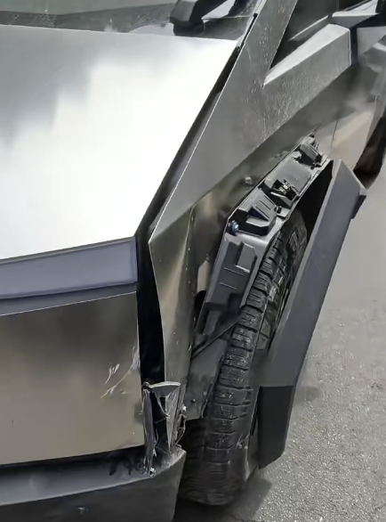 特斯拉Cybertruck国内首撞 网友：真是一点车漆都没掉