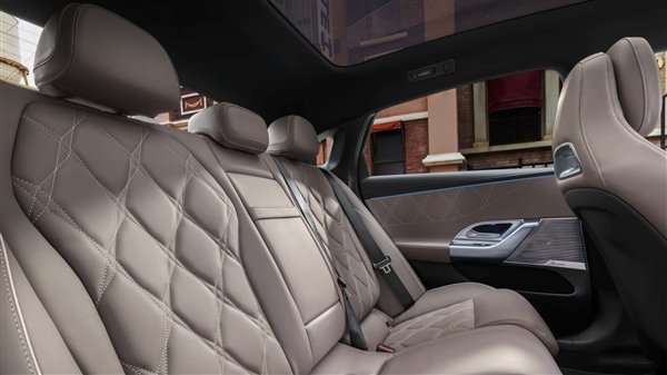 史上最运动的C级！奔驰C级纯电版全球首发：车内一块巨屏横贯前排