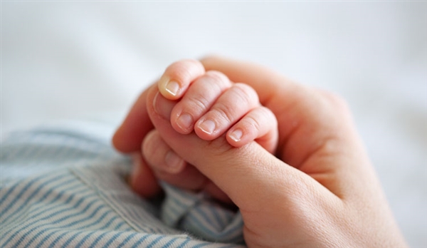 婴儿列车上哭闹20分钟 男子30秒哄好 网友：这一刻他就是全车厢的神