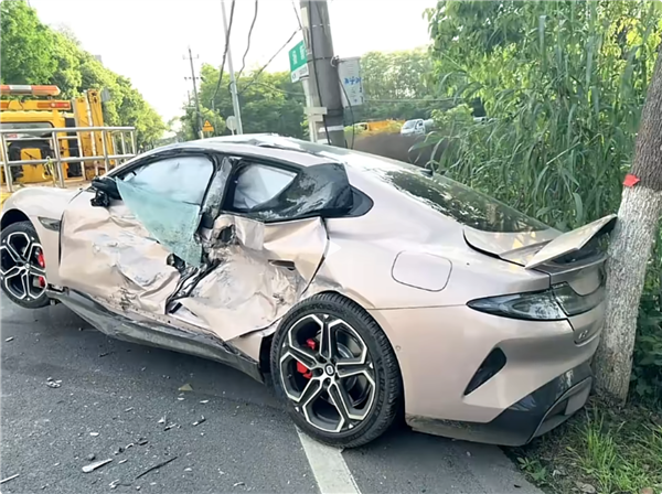 新一代小米SU7被大货车拦腰撞击 驾驶员毫发无伤 果断又定了一台