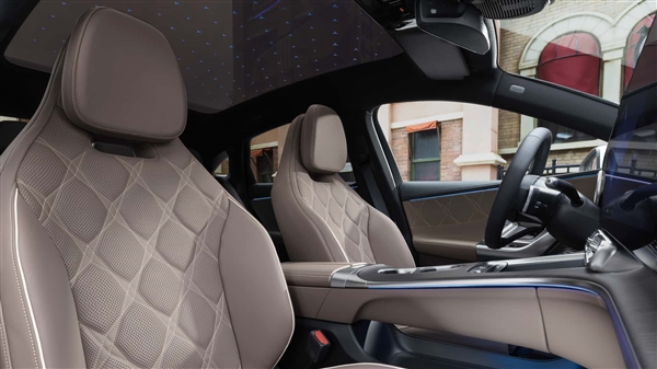 史上最运动的C级！奔驰C级纯电版全球首发：车内一块巨屏横贯前排