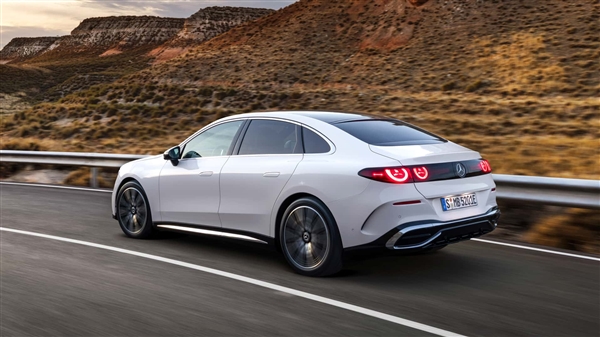 史上最运动的C级！奔驰C级纯电版全球首发：车内一块巨屏横贯前排