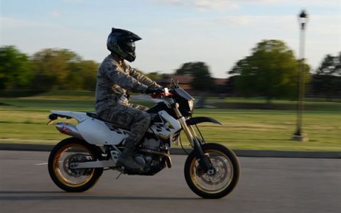 张雪机车夺冠成引爆点：华为小鹏为何纷纷闯入摩托车赛道 打造可进化智能终端