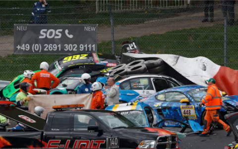 纽博格林24小时耐力排位赛中七车连撞：一芬兰车手不幸身亡