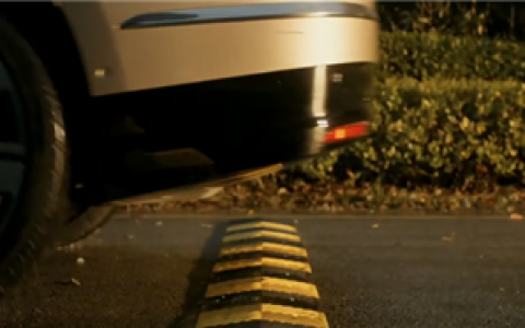 蔚来ES9搭全球唯一量产电液全主动悬架：六层香槟塔过减速带不倒