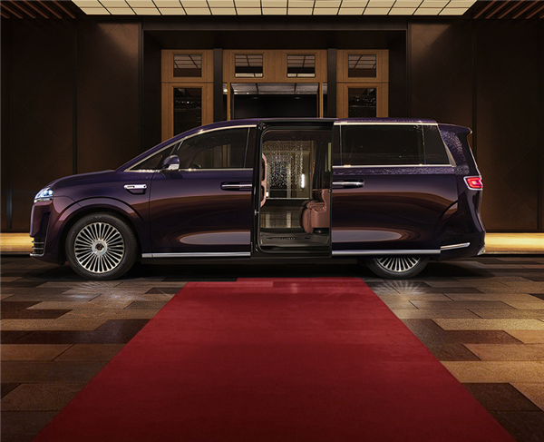 首发智能交互式侧门光毯 刘亦菲体验鸿蒙智行智界V9:挥手能关门