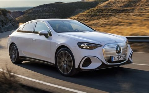 史上最运动的C级！奔驰C级纯电版全球首发：车内一块巨屏横贯前排