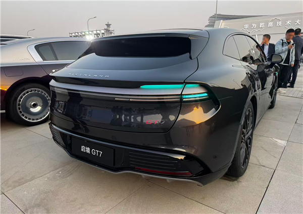 华为全家桶上车！启境GT7实车亮相：2.98秒破百的新一代智能猎装车