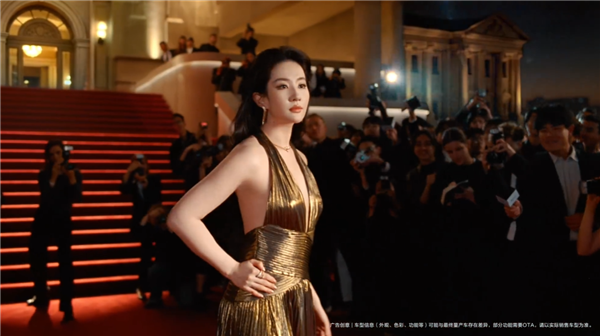 华为宣布刘亦菲成鸿蒙智行智界品牌代言人:一袭鎏金深V礼裙乘坐智界V9 太优雅