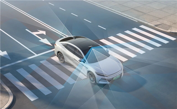 比亚迪何志奇：辅助驾驶让新能源车险少亏了1个亿