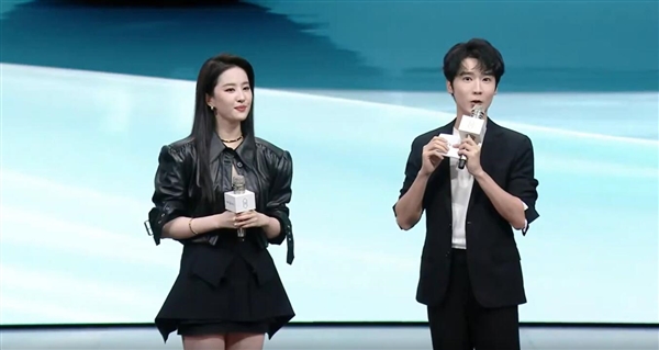 华为宣布刘亦菲成鸿蒙智行智界品牌代言人:一袭鎏金深V礼裙乘坐智界V9 太优雅