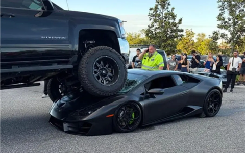 女子开高底盘皮卡碾过兰博基尼跑车：损失或超10万美元