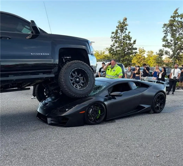 女子开高底盘皮卡碾过兰博基尼跑车：损失或超10万美元