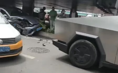 特斯拉Cybertruck国内首撞 网友：真是一点车漆都没掉