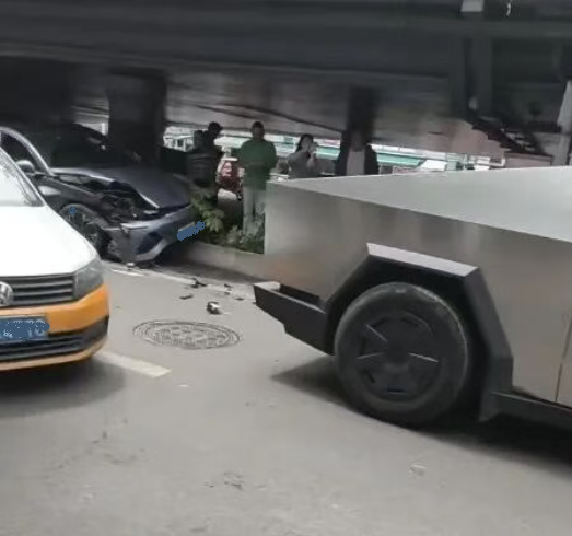 特斯拉Cybertruck国内首撞 网友：真是一点车漆都没掉