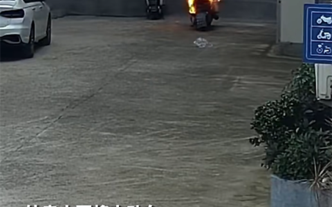 仅3分钟！外卖小哥送餐回来懵了：电动自行车已烧成空架