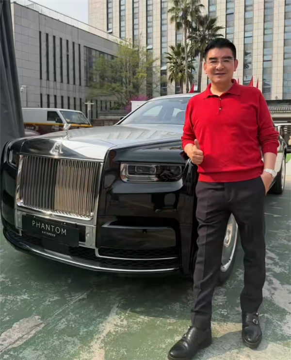 陈光标赠送张雪一台价值1300万的劳斯莱斯幻影：为国拼搏的人值得最高礼遇