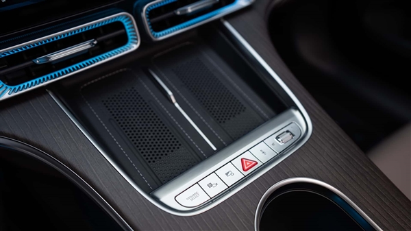 史上最运动的C级！奔驰C级纯电版全球首发：车内一块巨屏横贯前排