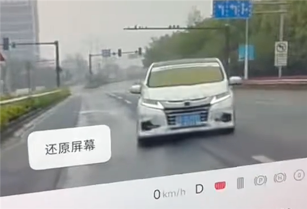 小米女车主遭恶意别车：蛇形走位不解气直接逆行撞车