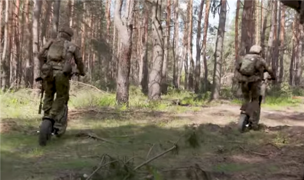 无人机绝配!乌克兰对抗俄罗斯的战争秘密武器:这款电动滑板车火了