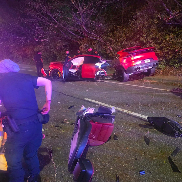 保时捷卡宴严重车祸后断成两截 驾驶员奇迹生还