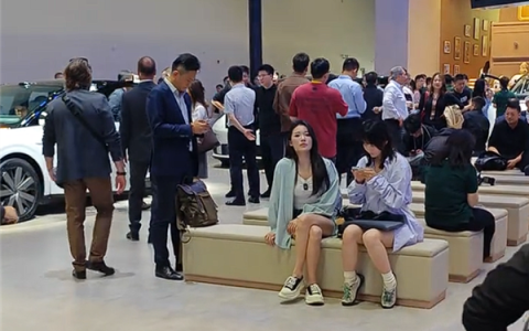 北京车展理想展台摆满座椅供歇脚：有人因此花了30多万