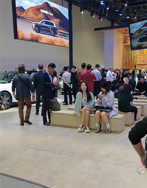 北京车展理想展台摆满座椅供歇脚：有人因此花了30多万