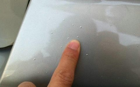 新车漆面有凸起小漆点正常吗