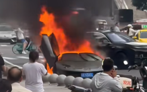 街头惊魂！广州天河一辆兰博基尼突发起火 多声爆响吓坏路人