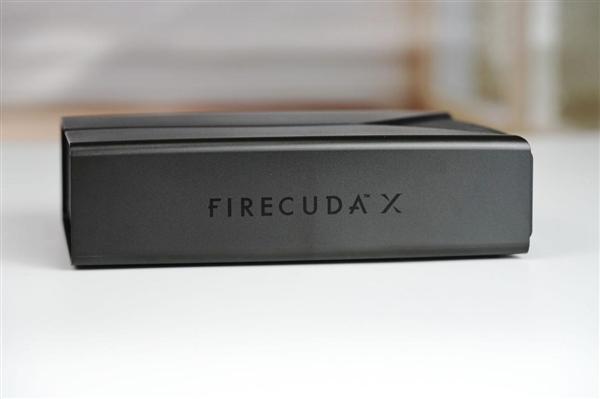 自带RGB的游戏扩容神器! 希捷FireCuda X Vault 20TB外置硬盘评测